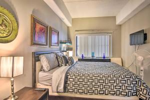 una camera da letto con un letto e una finestra di Less Than 4 Mi to Sugar Mountain Resort Condo with Balcony a Sugar Mountain Altre 19 foto