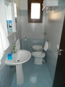 une salle de bain avec un lavabo blanc et des toilettes dans l'établissement TramontiSulMare, à Custonaci 37 autres photos