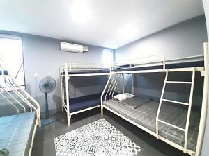 En eller flere senge i et værelse på Ba Sao Hotel