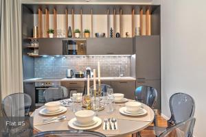 里加的住宿－Dandelion Apartments Stabu，厨房里设有1间带桌椅的用餐室