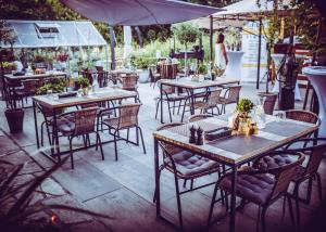Reštaurácia alebo iné gastronomické zariadenie v ubytovaní Willa Sarbinowska