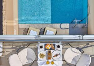 錫西的住宿－Castello Boutique Resort & Spa - Adults Only，一张桌子上放着一盘食物