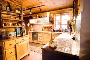 una cucina con armadi in legno e piano di lavoro di Almhütte Chalet HIRSCHFISCH a Bodensdorf