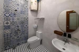花蓮市的住宿－拾光時光民宿，一间带卫生间、水槽和镜子的浴室