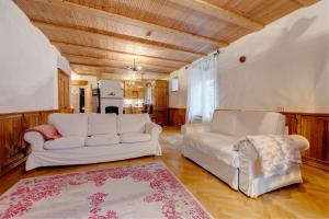 Khu vực ghế ngồi tại Luxury Suites with sauna by Rikas Hotels