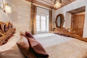 Giường trong phòng chung tại Luxury Suites with sauna by Rikas Hotels +43 ảnh