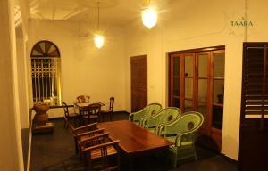 ein Esszimmer mit einem Tisch und Stühlen in der Unterkunft La Taara in Auroville