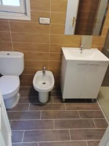 クエンカにあるApartamento Carreteria Luxeのバスルーム(トイレ、洗面台付)