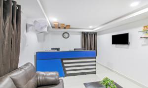 - un salon avec un comptoir bleu et un canapé dans l'établissement Itsy By Treebo - D'Comfort Inn, à Hyderabad