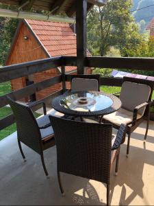 une terrasse couverte avec une table et des chaises. dans l'établissement Apartman Jezerce 71, à Jezerce
