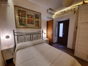 een slaapkamer met een bed en een schilderij aan de muur bij Picchio&Pinocchio Guest House in Sulmona