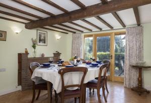 - une salle à manger avec une table et des chaises dans l'établissement Riverside House, à Broom