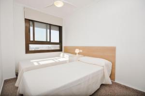 Ένα ή περισσότερα κρεβάτια σε δωμάτιο στο 7th floor beachfront apartment with stunning views