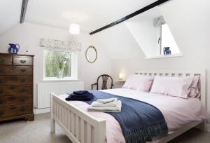 - une chambre avec un lit blanc et une fenêtre dans l'établissement Riverside House, à Broom