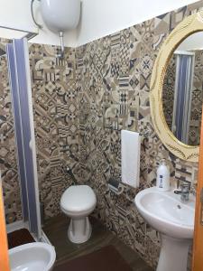 ナポリにあるbeb eliaのバスルーム(トイレ、洗面台、鏡付)