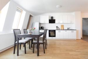 kuchnia z czarnym stołem i krzesłami w pokoju w obiekcie Skyline Penthouse l LF44 w Wiedniu