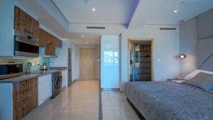 1 dormitorio grande con 1 cama y cocina en Pearls Lux - Inland facing, en Durban
