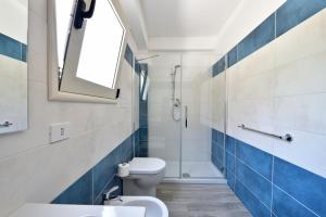 ein Badezimmer mit einem weißen WC und einer Dusche in der Unterkunft Casa Cala Sisine in Santa Maria Navarrese