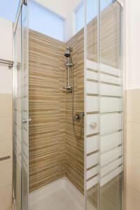 um chuveiro com uma porta de vidro na casa de banho em Da Gianni e Lucia Rooms with bathroom in the city center em Catânia
