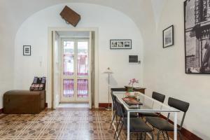 a living room with a table and chairs at Da Gianni e Lucia Rooms with bathroom in the city center in Catania