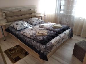 1 dormitorio con 1 cama con 2 toallas en Згадка, en Truskavets