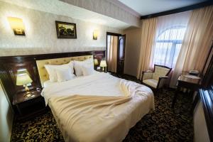 Postel nebo postele na pokoji v ubytování Grand Hotel Orient Braila