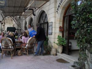 un groupe de personnes assises à une table à l'extérieur d'un restaurant dans l'établissement Jerveni Cave Hotel, à Mustafapaşa