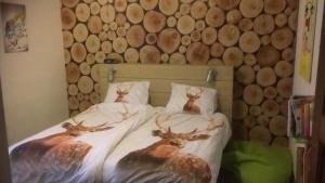 two beds with fake deer on them in a bedroom at Huis bij Willingen in Eimelrod