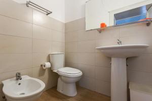 y baño con aseo y lavamanos. en Da Gianni e Lucia Rooms with bathroom in the city center, en Catania