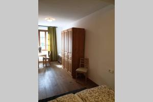 een slaapkamer met een bed, een kast en een tafel bij CASA DI ANNARITA 6 posti, BrixenCard in Bressanone