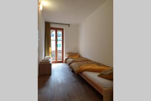 een kamer met een rij bedden bij CASA DI ANNARITA 6 posti, BrixenCard in Bressanone