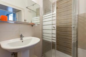 um banheiro com pia e chuveiro em Da Gianni e Lucia Rooms with bathroom in the city center em Catânia mais 37 fotografias