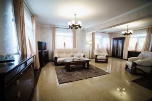 ein Wohnzimmer mit einem Sofa und einem Couchtisch in der Unterkunft Grand Hotel Orient Braila in Brăila