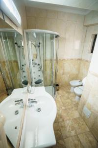 Koupelna v ubytování Grand Hotel Orient Braila