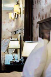 Postel nebo postele na pokoji v ubytování Grand Hotel Orient Braila