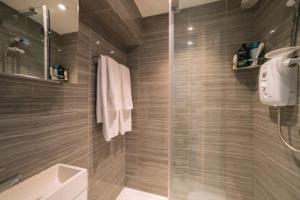 y baño con ducha, aseo y lavamanos. en Amazing Studio Flat in Central London. Stylish & Cosy, en Londres