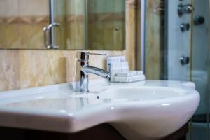 Koupelna v ubytování Grand Hotel Orient Braila