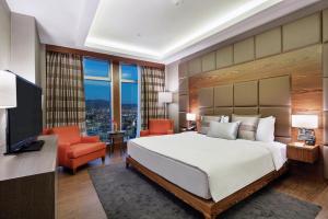 Кровать или кровати в номере Movenpick Hotel Malatya