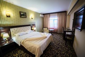 Postel nebo postele na pokoji v ubytování Grand Hotel Orient Braila