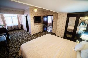 Postel nebo postele na pokoji v ubytování Grand Hotel Orient Braila