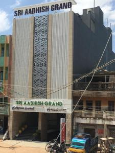 un edificio con un cartello sopra di Sri Aadhish Grand Hotel ad Aranthangi