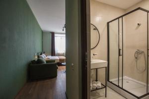 un bagno con doccia e lavandino di Mtevino a Khashmi