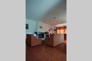 ein Wohnzimmer mit zwei Stühlen und eine Küche in der Unterkunft Douro Valley - Casa do Campo Resende in Covelas + 8 Fotos