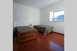 um quarto com duas camas e uma janela em Douro Valley - Casa do Campo Resende em Covelas