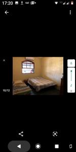 una imagen de un dormitorio con cama y ventana en Casa na Praia c/Piscina e Churrasqueira, en Itanhaém
