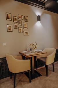 a dining room with a table and chairs at PENSIUNE RESTAURANT CAPRA NEAGRA in Moisei