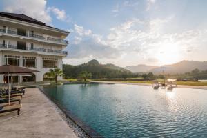 A piscina localizada em Katathong Golf Resort & Spa ou nos arredores