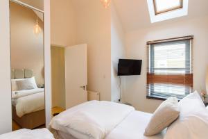 Postel nebo postele na pokoji v ubytování City Retreat, 2 Bed House with Cloudstream Hot Tub