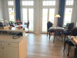een keuken en eetkamer met een tafel en stoelen bij Hotel Ambiente in Brake