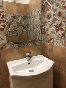 a bathroom with a sink and a mirror at B&B Meliora Rooms in Avola